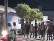 VILLA DEL ROSARIO: 150 VECINOS “ATRAPARON” A UN LADRÓN Y LO LLEVARON A LA COMISARIA. SE CANSARON DE LOS ROBOS EN EL BARRIO.
