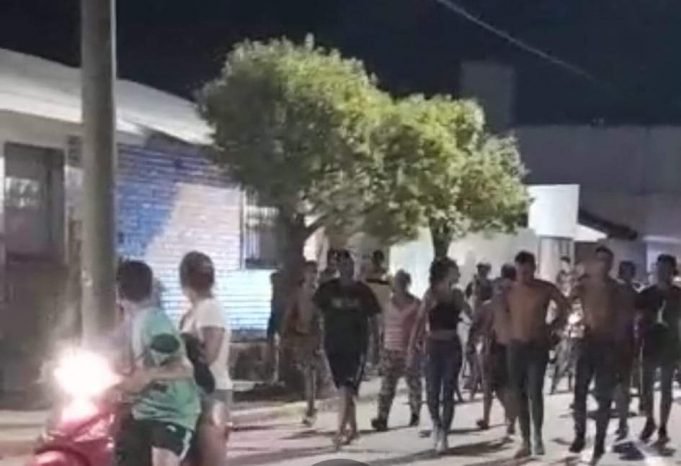 VILLA DEL ROSARIO: 150 VECINOS “ATRAPARON” A UN LADRÓN Y LO LLEVARON A LA COMISARIA. SE CANSARON DE LOS ROBOS EN EL BARRIO.
