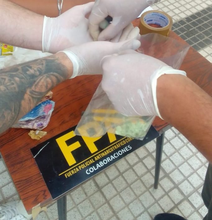 AFUERAS DEL FESTIVAL: UN HOMBRE QUE VENDÍA DROGAS GUARDÓ EN SU BOCA 42 ENVOLTORIOS DE COCAÍNA PARA ZAFAR DE LA POLICÍA PERO TERMINÓ DETENIDO.
