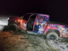 ¡OTRA VEZ!: 4 VEHÍCULOS SE EMPANTANARON EN LAS SALINAS Y LA POLICÍA DEBIÓ ASISTIRLOS.