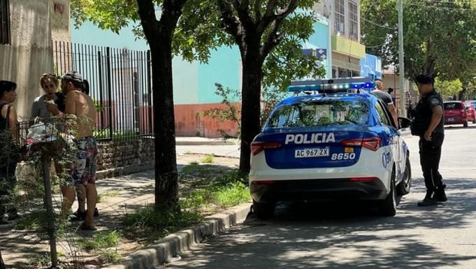 CÓRDOBA: UN HOMBRE MATÓ A SU AMIGO DE UN DISPARO EN LA CABEZA TRAS UNA DISCUSIÓN POR DROGAS. LOS VECINOS INTENTARON LINCHARLO E INCENDIAR SU CASA.