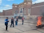 INTERNOS PROTESTARON EN LA CÁRCEL DE RÍO CUARTO Y PRENDIERON FUEGO EN UN PABELLÓN. TRABAJARON TRES DOTACIONES DE BOMBEROS.