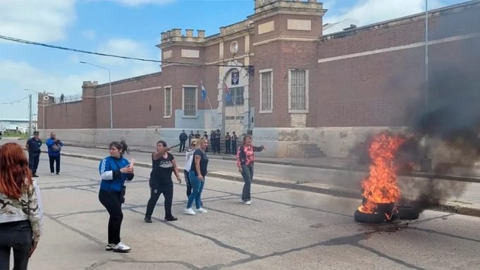 INTERNOS PROTESTARON EN LA CÁRCEL DE RÍO CUARTO Y PRENDIERON FUEGO EN UN PABELLÓN. TRABAJARON TRES DOTACIONES DE BOMBEROS.
