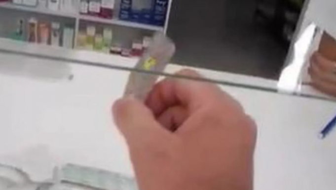 BUENOS AIRES: UN PAPÁ COMPRÓ IBUPROFENO PARA SU HIJO PERO SE CONFUNDIERON Y LE VENDIERON VIAGRA. EL NENE DE 7 AÑOS SE DESCOMPUSO Y ESTÁ INTERNADO. ¡CASI MUERE!