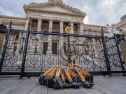 PASA EN REDES: “AGARREN LA PALA” UN EMPRESARIO REALIZÓ UN INSÓLITO REGALO QUE SE VOLVIÓ VIRAL. DEJO PALAS EN LA PUERTA DEL CONGRESO NACIONAL. ¡MIRÁ!