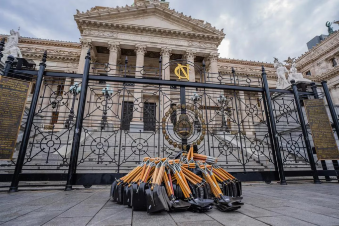 PASA EN REDES: “AGARREN LA PALA” UN EMPRESARIO REALIZÓ UN INSÓLITO REGALO QUE SE VOLVIÓ VIRAL. DEJO PALAS EN LA PUERTA DEL CONGRESO NACIONAL. ¡MIRÁ!
