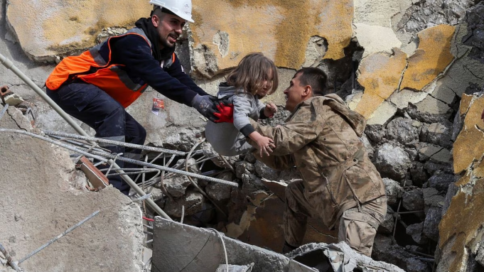 ARGENTINA ENVIÓ AYUDA HUMANITARIA A TURQUÍA Y SIRIA TRAS EL TERREMOTO. POR AHORA SE REGISTRAN CASI 10.000 MUERTOS.