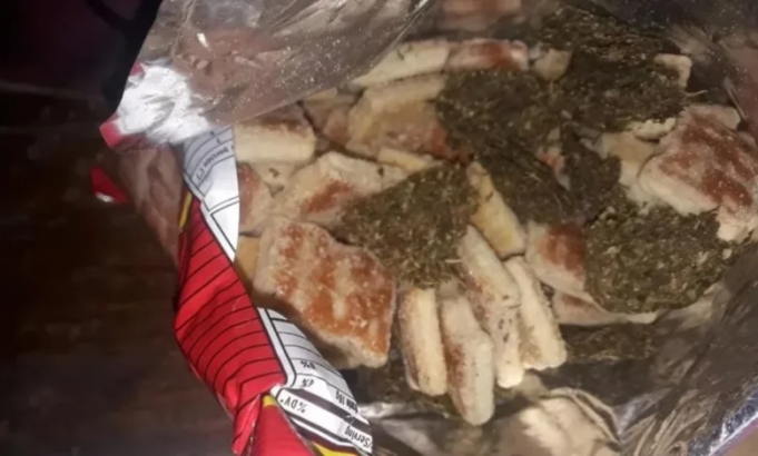 BIZCOCHITOS LOCOS: UNA MAMÁ INTENTÓ INGRESAR MARIHUANA A UN PENAL. LA ESCONDIÓ EN UN PAQUETE DE BIZCOCHOS PARA ENTREGÁRSELA A SU HIJO PRESO.