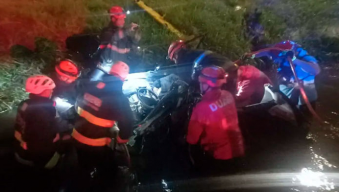 CÓRDOBA: UN JOVEN PERDIÓ EL CONTROL DE SU AUTO Y SUFRIÓ UN PARO CARDIORRESPIRATORIO AL CAER AL CANAL DE CIRCUNVALACIÓN.