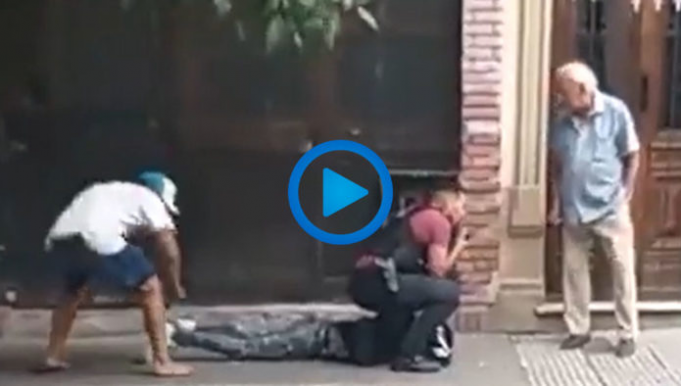 PASA EN REDES: UN LADRÓN REDUCIDO EN EL PISO POR UN POLICÍA FUE ASALTADO POR OTRO DELINCUENTE QUE LE ROBÓ LAS ZAPATILLAS ¡MIRÁ!