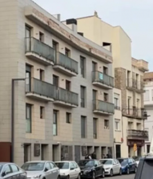 DOLOR EN BARCELONA: GEMELAS DE 12 AÑOS SE LANZARON INTENCIONALMENTE DESDE UN 3° PISO. UNA FALLECIÓ, LA OTRA ESTÁ GRAVE. SUFRÍAN BULLYING POR SER ARGENTINAS.