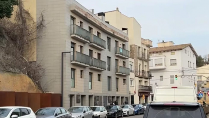 DOLOR EN BARCELONA: GEMELAS DE 12 AÑOS SE LANZARON INTENCIONALMENTE DESDE UN 3° PISO. UNA FALLECIÓ, LA OTRA ESTÁ GRAVE. SUFRÍAN BULLYING POR SER ARGENTINAS.