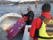 LAGO SAN ROQUE: EL DUAR RESCATÓ A SURFISTAS VARADOS EN MEDIO DE LA TORMENTA. ¡MIRÁ!