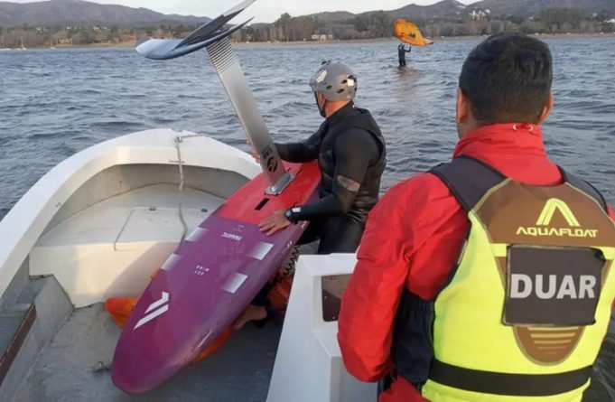 LAGO SAN ROQUE: EL DUAR RESCATÓ A SURFISTAS VARADOS EN MEDIO DE LA TORMENTA. ¡MIRÁ!