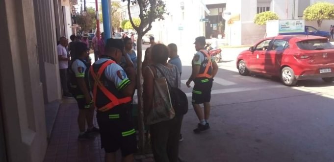 DEÁN FUNES: DETUVIERON AL HOMBRE VIOLENTO QUE AGREDIÓ A MÁS DE 40 PERSONAS EN LA VÍA PÚBLICA EN LAS ÚLTIMAS SEMANAS. FUE TRASLADADO A CRUZ DEL EJE.