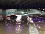CÓRDOBA: LA POLICÍA RESCATÓ A UNA PERSONA QUE QUEDÓ VARADA EN SU VEHÍCULO POR LA CANTIDAD DE AGUA PRODUCTO DE LA INTENSA LLUVIA. PASÓ EN PUENTE CENTENARIO.