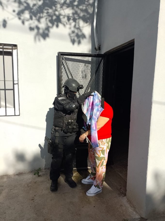 CRUZ DEL EJE: DESBARATARON UNA ORGANIZACIÓN LIDERADA POR UNA EX MUJER POLICÍA. VENDÍAN E INGRESABAN DROGAS A LA CÁRCEL MEDIANTE CHICAS EMBARAZADAS. TRES DETENIDAS.