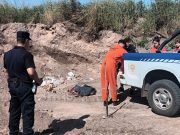 LA DORMIDA: BOMBEROS Y BROMATÓLOGÍA QUEMARON LA CARNE FAENADA ILEGAL QUE UNA PAREJA TRASLADABA EN UNA HILUX.