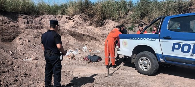 LA DORMIDA: BOMBEROS Y BROMATÓLOGÍA QUEMARON LA CARNE FAENADA ILEGAL QUE UNA PAREJA TRASLADABA EN UNA HILUX.