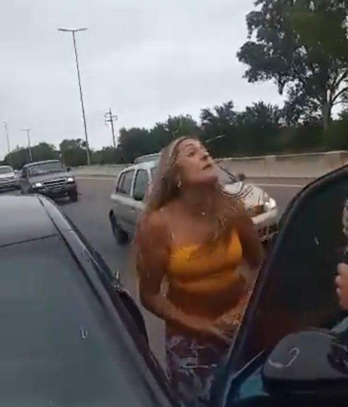 UNA MUJER INSULTÓ Y MALTRATÓ A EFECTIVOS DE LA POLICÍA CAMINERA POR HACERLE UNA MULTA. TERMINÓ IMPUTADA. ¡MIRÁ!