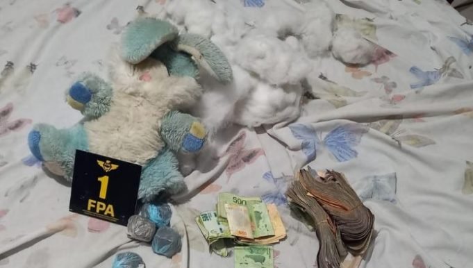 INCREÍBLE: UN HOMBRE ESCONDÍA DROGAS Y DINERO EN EL PELUCHE DE SU HIJA. TRAS UN ALLANAMIENTO FUE DETENIDO POR LA FPA.