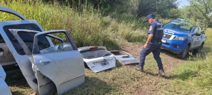 CÓRDOBA: LA POLICÍA DIO CON UN DESARMADERO DE AUTOS EN B° CIUDAD DE LOS CUARTETOS.