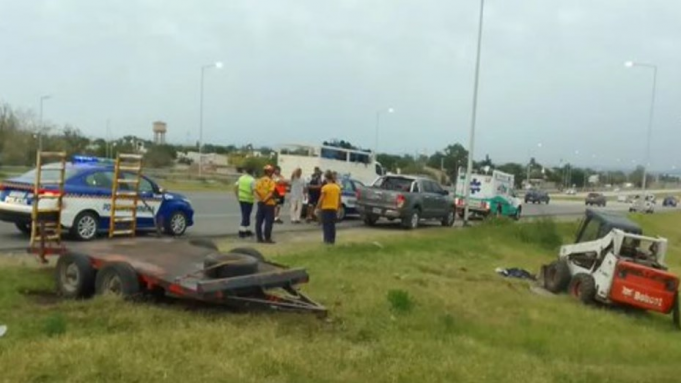 ACCIDENTE FATAL EN CIRCUNVALACIÓN: UN JOVEN DE 27 AÑOS FALLECIÓ APLASTADO POR UNA MULITA “BODCAT” QUE SE DESPRENDIÓ DE UNA CAMIONETA.