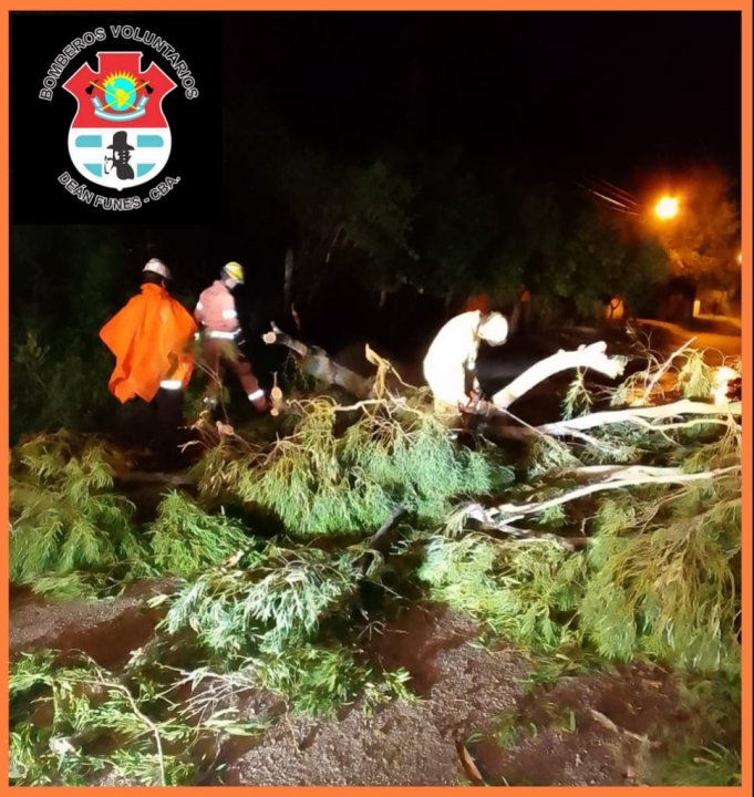 ALERTA NARANJA: TRAS LA TORMENTA EN DEÁN FUNES Y LOS POZOS SE REGISTRARON CAÍDAS DE POSTES Y ÁRBOLES.