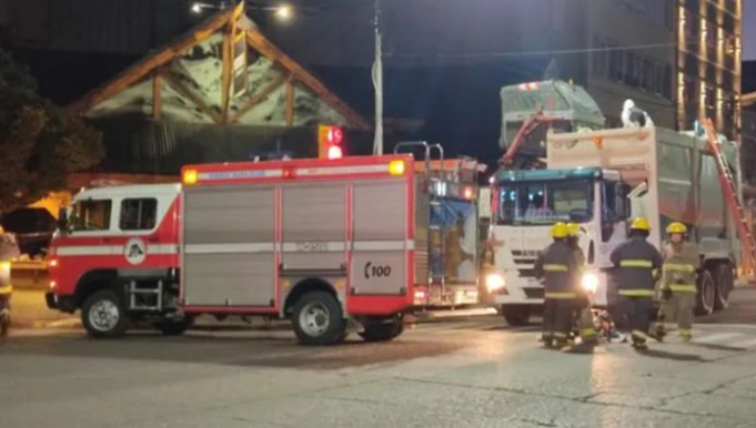 TRAGEDIA EN BARILOCHE: UN HOMBRE EN SITUACIÓN DE CALLE DORMÍA EN UN CONTENEDOR Y MURIÓ APLASTADO POR EL CAMIÓN RECOLECTOR AL COMPACTAR LA BASURA.