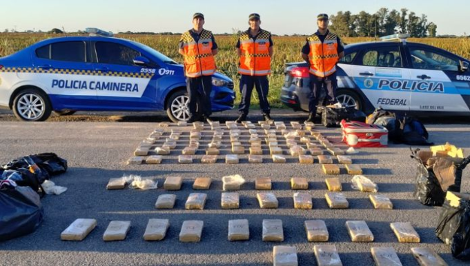 LA POLICÍA CAMINERA ENCONTRÓ UN AUTO ABANDONADO CON CASI 100 KILOS DE MARIHUANA A LA ALTURA DE MONTE LEÑA. PREVIAMENTE EL VEHÍCULO HABÍA DESPISTADO.