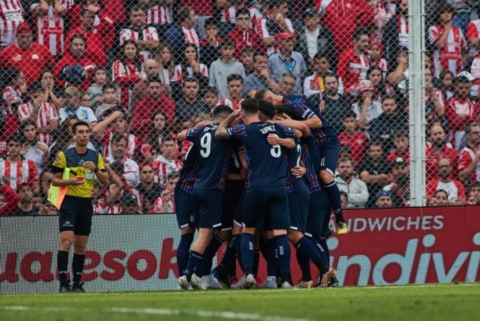 LA T LE GANÓ 3 A 0 A LA GLORIA.