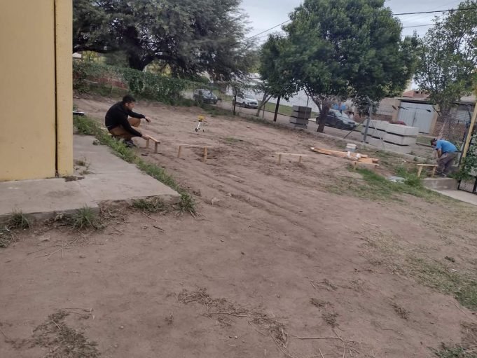DEAN FUNES: COMENZARON CON EL ARMADO DE LAS AULAS PROVISORIAS PARA LA PROA EN LA ESCUELA SANTA MÓNICA. RESPECTO AL EDIFICIO PROPIO AÚN NO HAY NOVEDADES.
