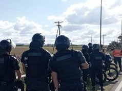 TRAS EL VUELCO EN EL CRUCE DE LAS RUTAS 9 Y 60 DE UN CAMIÓN QUE TRANSPORTABA AZUCAR, LA POLICÍA CUSTODIÓ LA CARGA HASTA QUE EL PROPIETARIO PERMITIÓ QUE LA GENTE SE LLEVE LA MERCADERÍA.