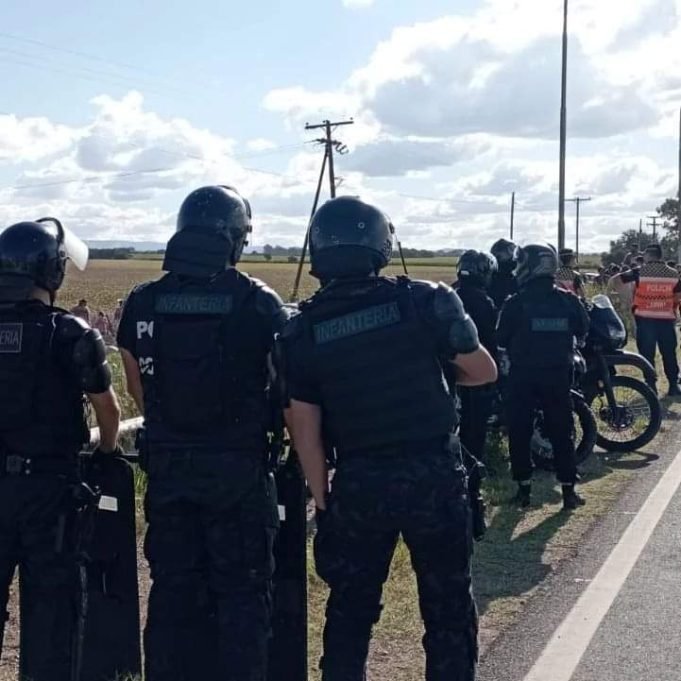TRAS EL VUELCO EN EL CRUCE DE LAS RUTAS 9 Y 60 DE UN CAMIÓN QUE TRANSPORTABA AZUCAR, LA POLICÍA CUSTODIÓ LA CARGA HASTA QUE EL PROPIETARIO PERMITIÓ QUE LA GENTE SE LLEVE LA MERCADERÍA.