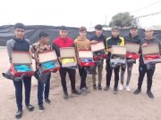 ROBUSTIANO LUNA DONÓ BOTINES A LOS CHICOS DEL CLUB PEÑAROL DE CHUÑA PARA QUE PUEDAN PARTICIPAR DE LA LIGA ISCHILÍN DE FÚTBOL.