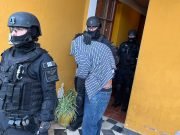 DEÁN FUNES: LA FPA CERRÓ UN PUNTO DE VENTA DE COCAÍNA EN B° OBRAS SANITARIAS. TAMBIÉN DETUVIERON A UN DELIVERY.