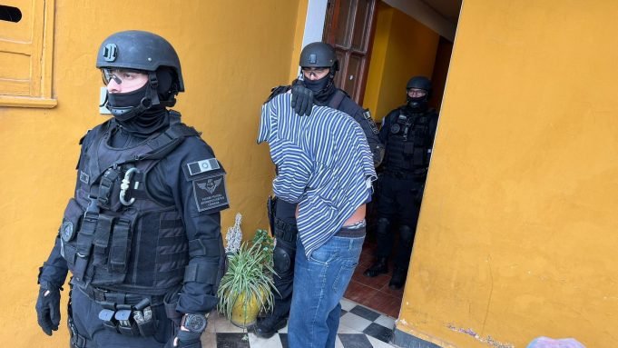 DEÁN FUNES: LA FPA CERRÓ UN PUNTO DE VENTA DE COCAÍNA EN B° OBRAS SANITARIAS. TAMBIÉN DETUVIERON A UN DELIVERY.