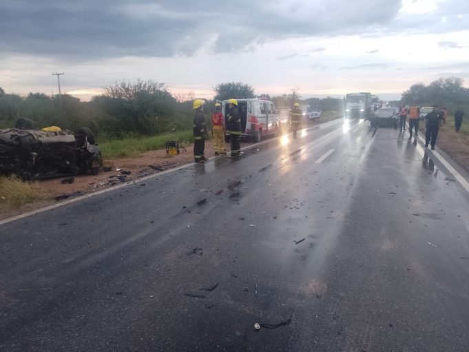 ACCIDENTE FATAL A LA ALTURA DE LAS SALINAS: UN HOMBRE 39 AÑOS Y UNA MUJER DE 35 FALLECIERON EN RUTA 60 KM 876. ADEMÁS CUATRO PERSONAS FUERON DERIVADAS AL HOSPITAL ROMAGOSA.