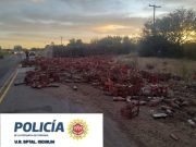 HUASCHA: UN CAMIÓN QUE TRANSPORTABA COCA COLA SE DIO VUELTA EN RUTA 16 OESTE. EL CONDUCTOR RESULTÓ CON LESIONES.