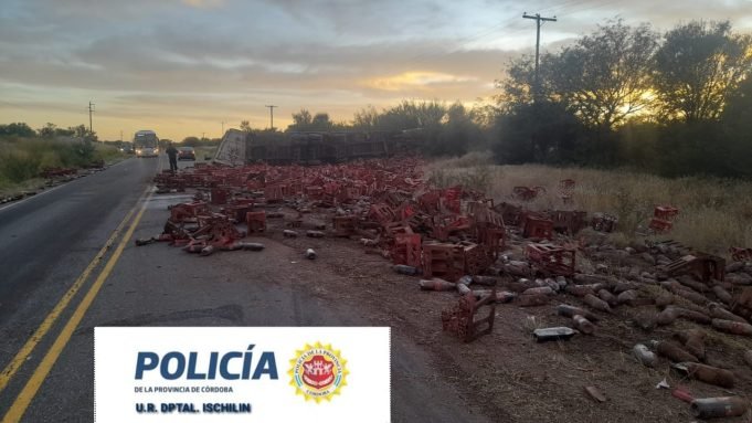 HUASCHA: UN CAMIÓN QUE TRANSPORTABA COCA COLA SE DIO VUELTA EN RUTA 16 OESTE. EL CONDUCTOR RESULTÓ CON LESIONES.