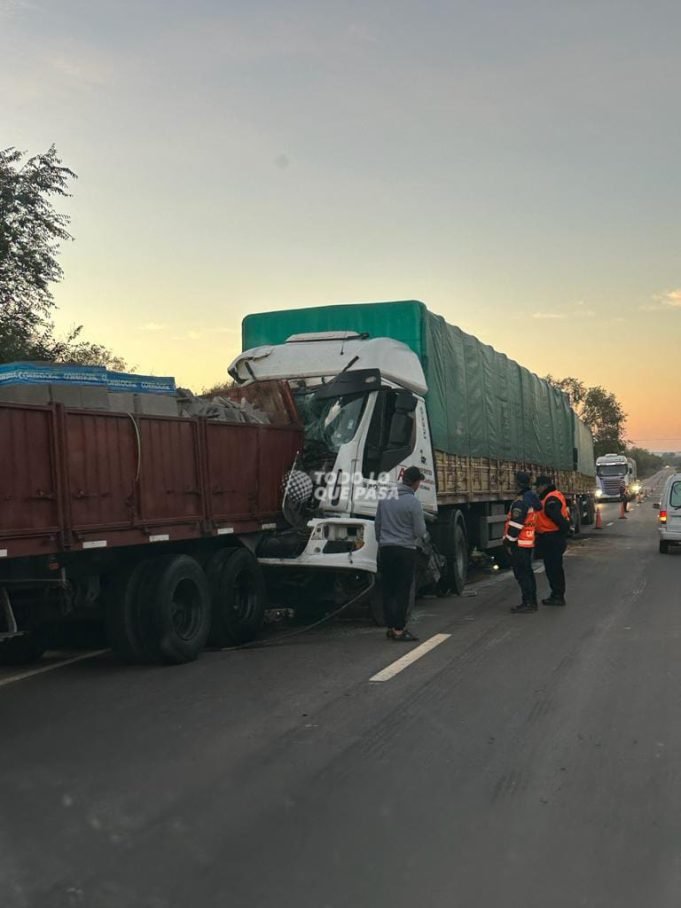 ACCIDENTE EN RUTA 60: DOS CAMIONES CHOCARON POR ALCANCE EN EL KM 812. UN JOVEN DE 29 AÑOS RESULTÓ LESIONADO.