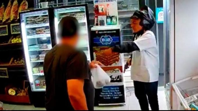 CÓRDOBA: UN MOTOCHORRO SE DISFRAZÓ DE MÉDICO PARA ROBAR EN UNA DESPENSA.