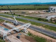 HOY DE 08:00 A 17:00HS. HABRÁ UN CORTE TOTAL DE TRÁNSITO EN LA AUTOVÍA JUAREZ CELMAN A LA ALTURA DEL KM 11. COLOCARÁN UNA PASARELA METÁLICA.