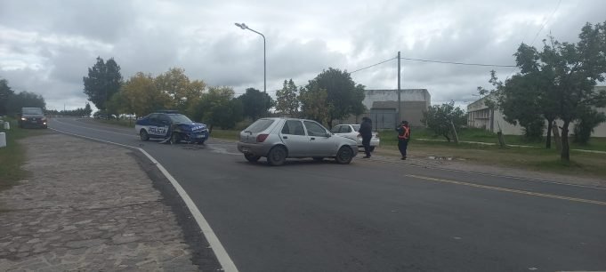 VILLA TULUMBA: UN FORD FIESTA COLISIONÓ CON UN MÓVIL POLICIAL EN RUTA P16.