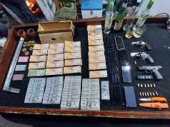 DESMANTELARON UN CASINO CLANDESTINO EN BERROTARÁN. DETUVIERON A 19 PERSONAS Y SECUESTRARON 8 MILLONES DE PESOS.