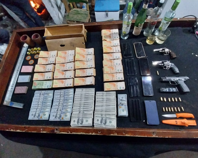DESMANTELARON UN CASINO CLANDESTINO EN BERROTARÁN. DETUVIERON A 19 PERSONAS Y SECUESTRARON 8 MILLONES DE PESOS.