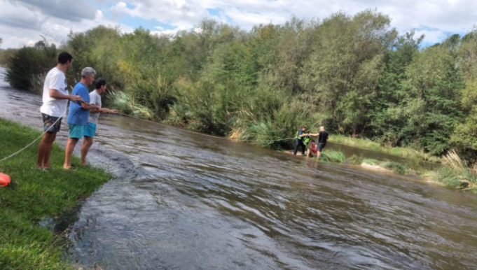 LOS REARTES: RESCATARON A TRES TURISTAS QUE QUEDARON AISLADOS POR LA CRECIDA DEL RÍO.