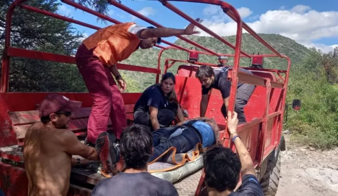 UN PARAPENTISTA INGLÉS SE ACCIDENTÓ AL ATERRIZAR CAMINO A RÍO PINTOS. FUE TRASLADADO POR VECINOS AL HOSPITAL DOMINGO FUNES.