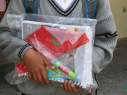 POR EL CASO DEL CHICO QUE LLEVÓ UN ARMA AL COLEGIO PROPONEN QUE LOS ALUMNOS EN LUGAR DE MOCHILAS USEN BOLSAS TRANSPARENTES PARA SUS ÚTILES.