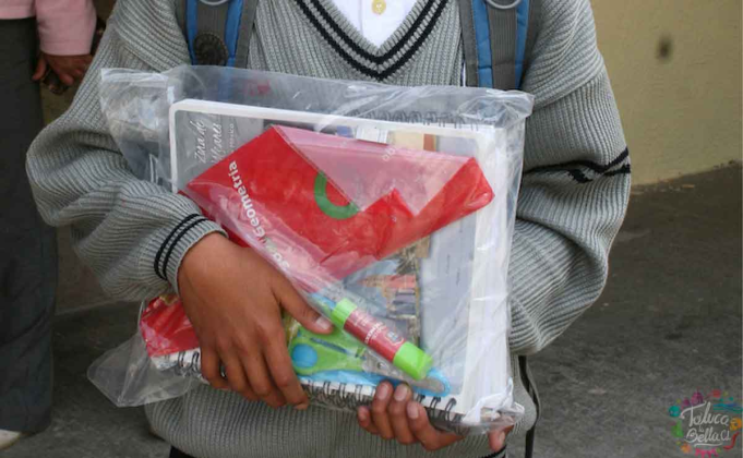 POR EL CASO DEL CHICO QUE LLEVÓ UN ARMA AL COLEGIO PROPONEN QUE LOS ALUMNOS EN LUGAR DE MOCHILAS USEN BOLSAS TRANSPARENTES PARA SUS ÚTILES.